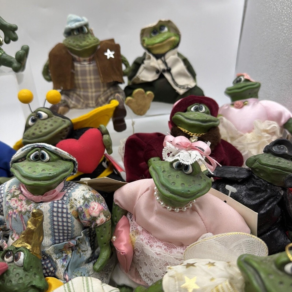 Vintage Russ Berrie Critter Lot Of 28 Resin Frog Plush Shelf Sitters - Picture 7 of 16